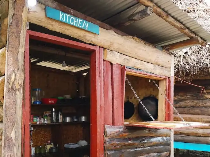 The open kitchen hut with its hand-painted sign